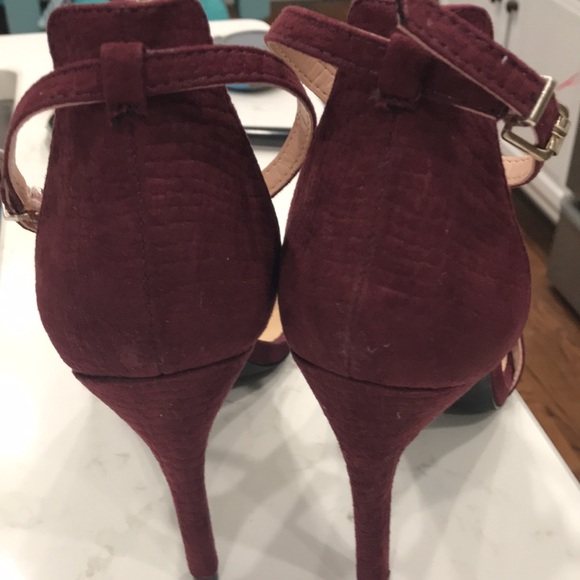 9 1/2 W I N E  metafor HEELS. Has an imprinted gator texture. Ankle strap 3”HEEL - Picture 2 of 7